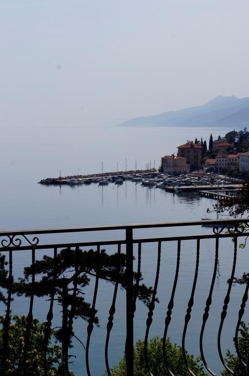 Vila With Private Parking And Breakfast,seaview